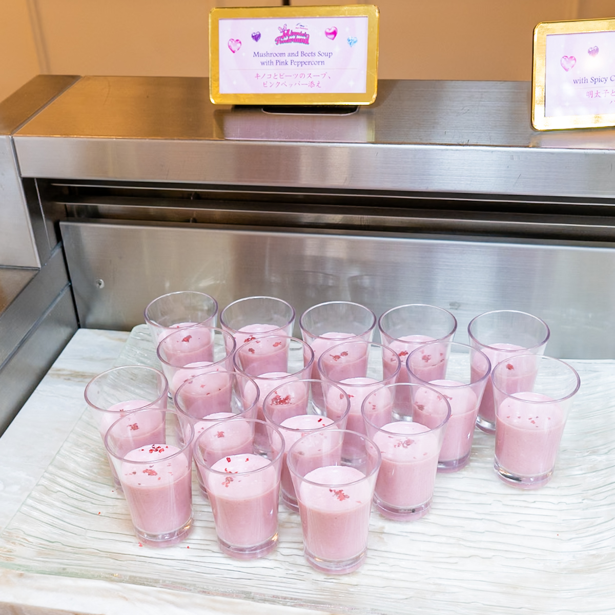 キノコとビーツのスープ、ピンクペッパー添え