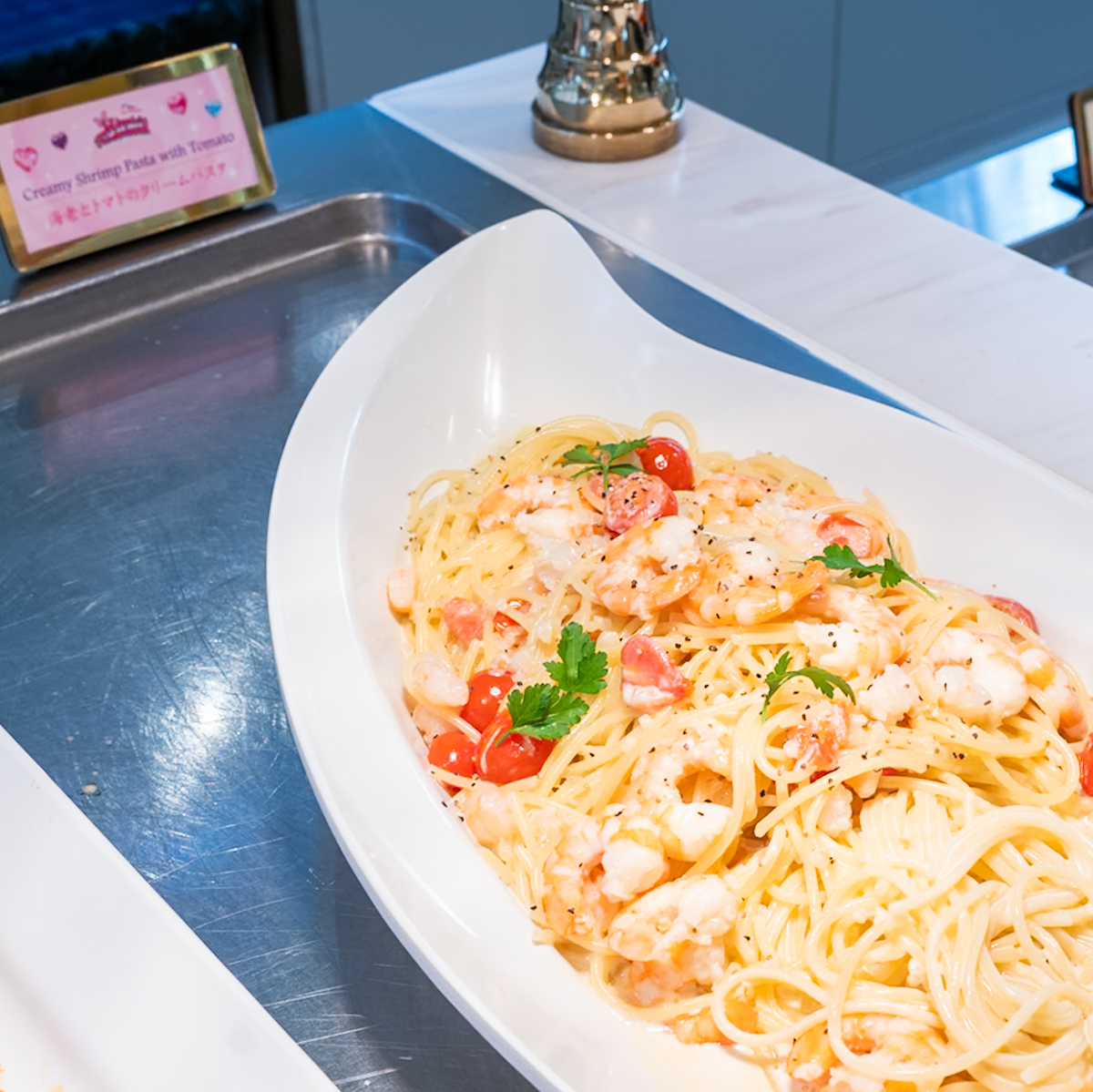 エビとトマトのクリームソースパスタ