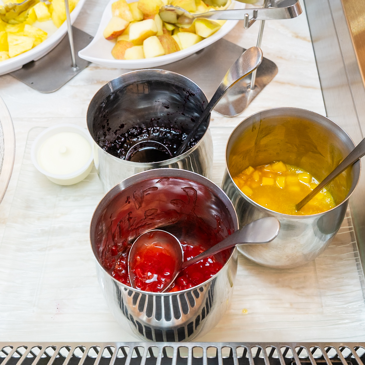 バニラアイスクリーム（ベリーソース＆トロピカルフルーツソース）