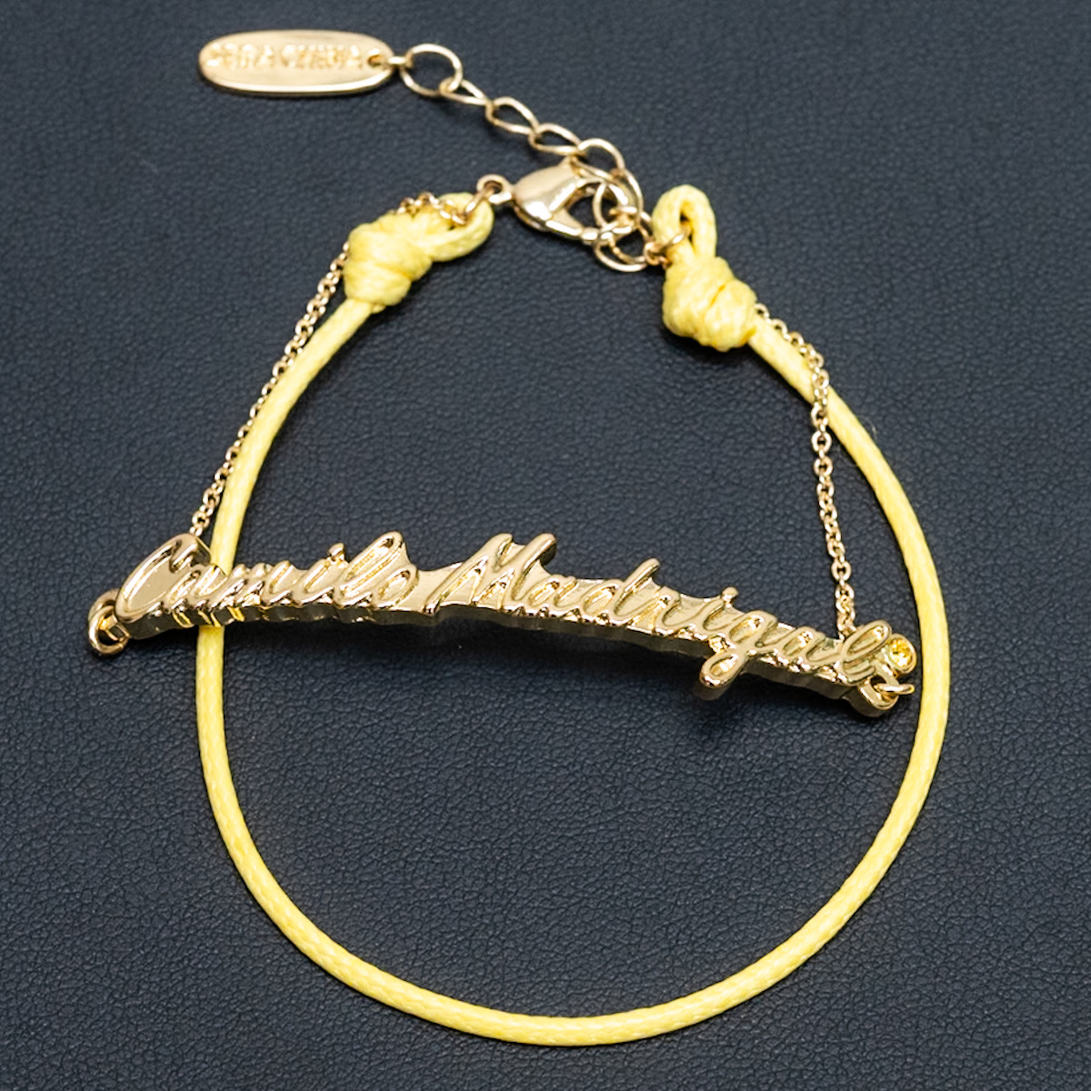 カミロ・マドリガルのブレスレット