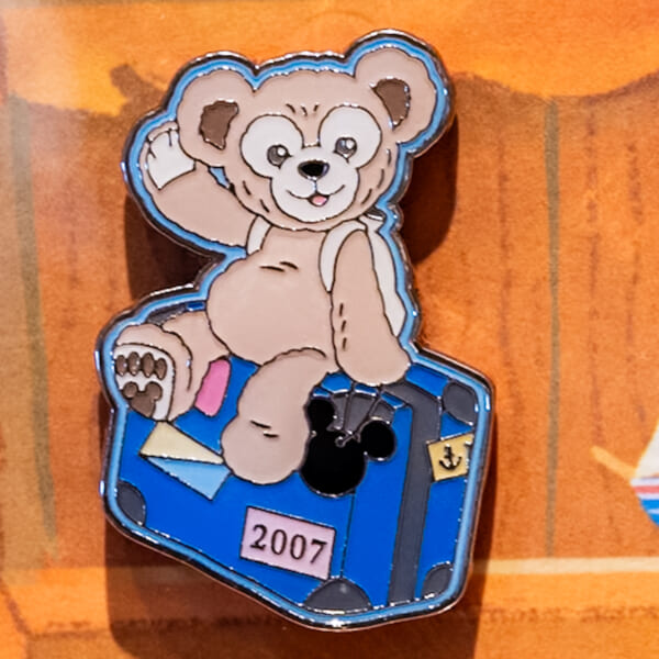 東京ディズニーシー「ダッフィー＆フレンズ20周年：カラフルハピネス」”マイ・メモリーズ・ウィズ・ダッフィー”スペシャルグッズ（ピンバッジセット）10