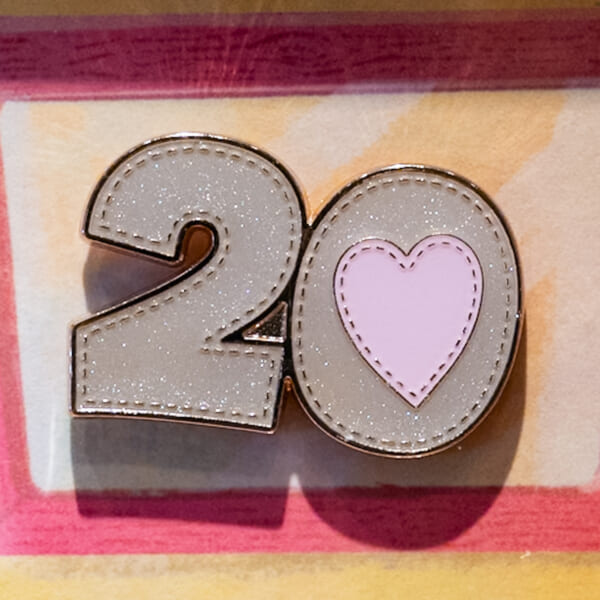 東京ディズニーシー「ダッフィー＆フレンズ20周年：カラフルハピネス」”マイ・メモリーズ・ウィズ・ダッフィー”スペシャルグッズ（ピンバッジセット）8