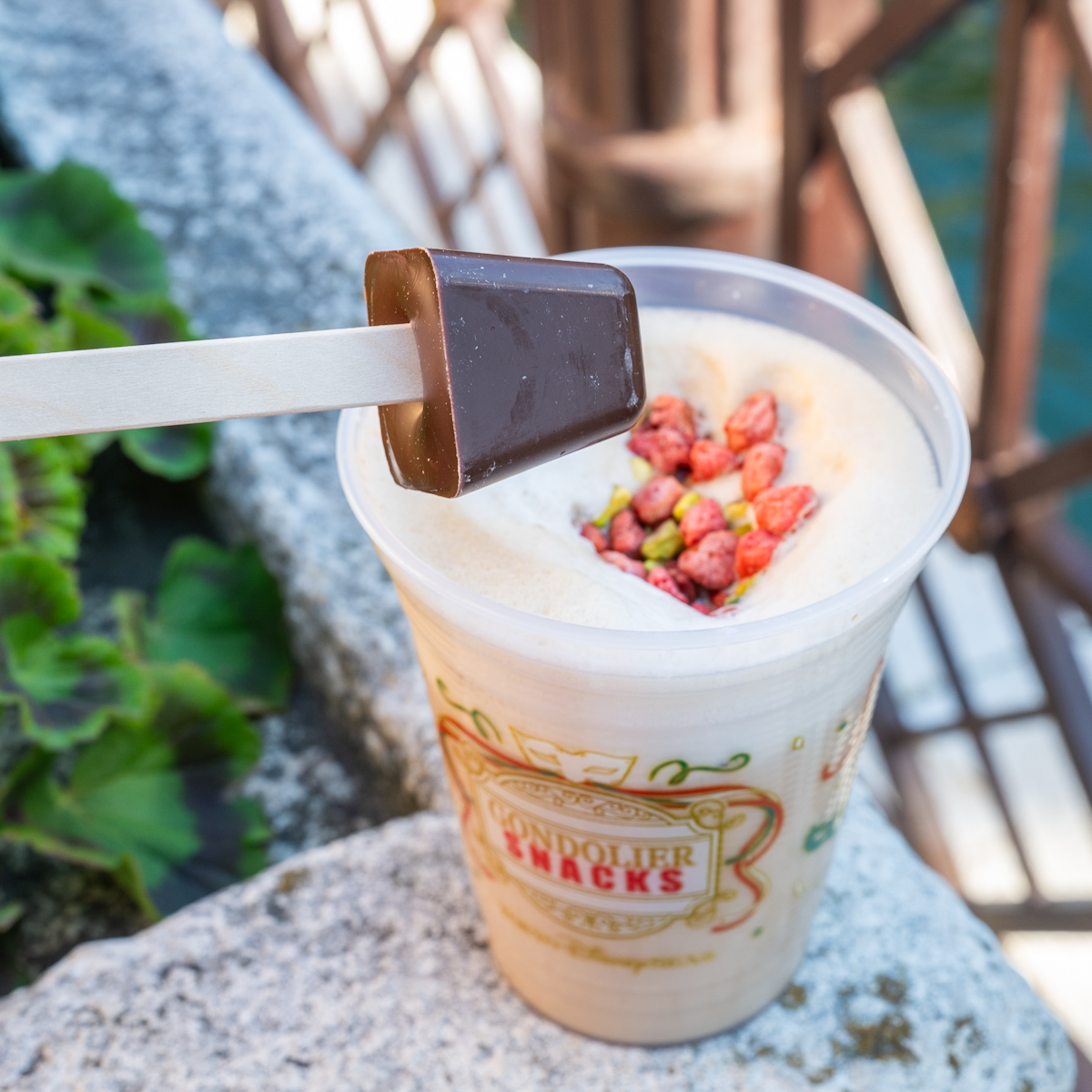 東京ディズニーシー「ゴンドリエ・スナック」ピスタチオとストロベリーのカフェモカ1