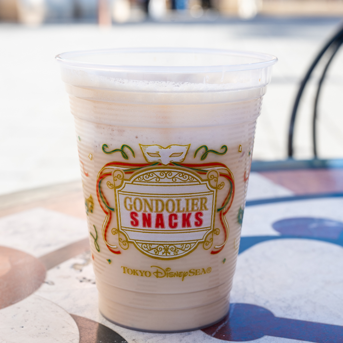 東京ディズニーシー「ゴンドリエ・スナック」ピスタチオとストロベリーのカフェモカ　カップデザイン