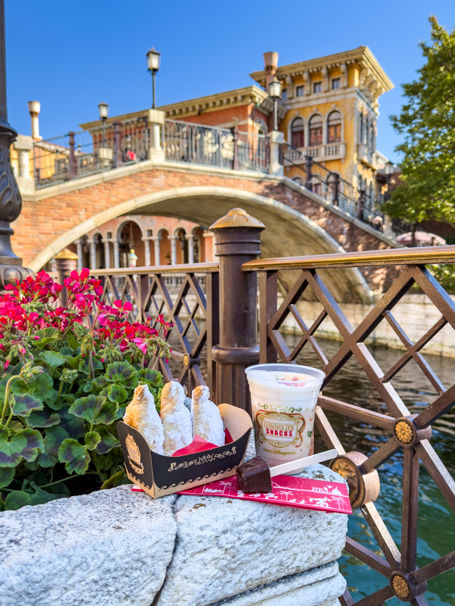 東京ディズニーシー「ゴンドリエ・スナック」ピスタチオとストロベリーのカフェモカ　キアッケレ