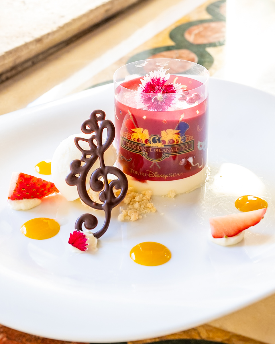 ストロベリーのティラミス風、マスカルポーネアイスクリーム添え