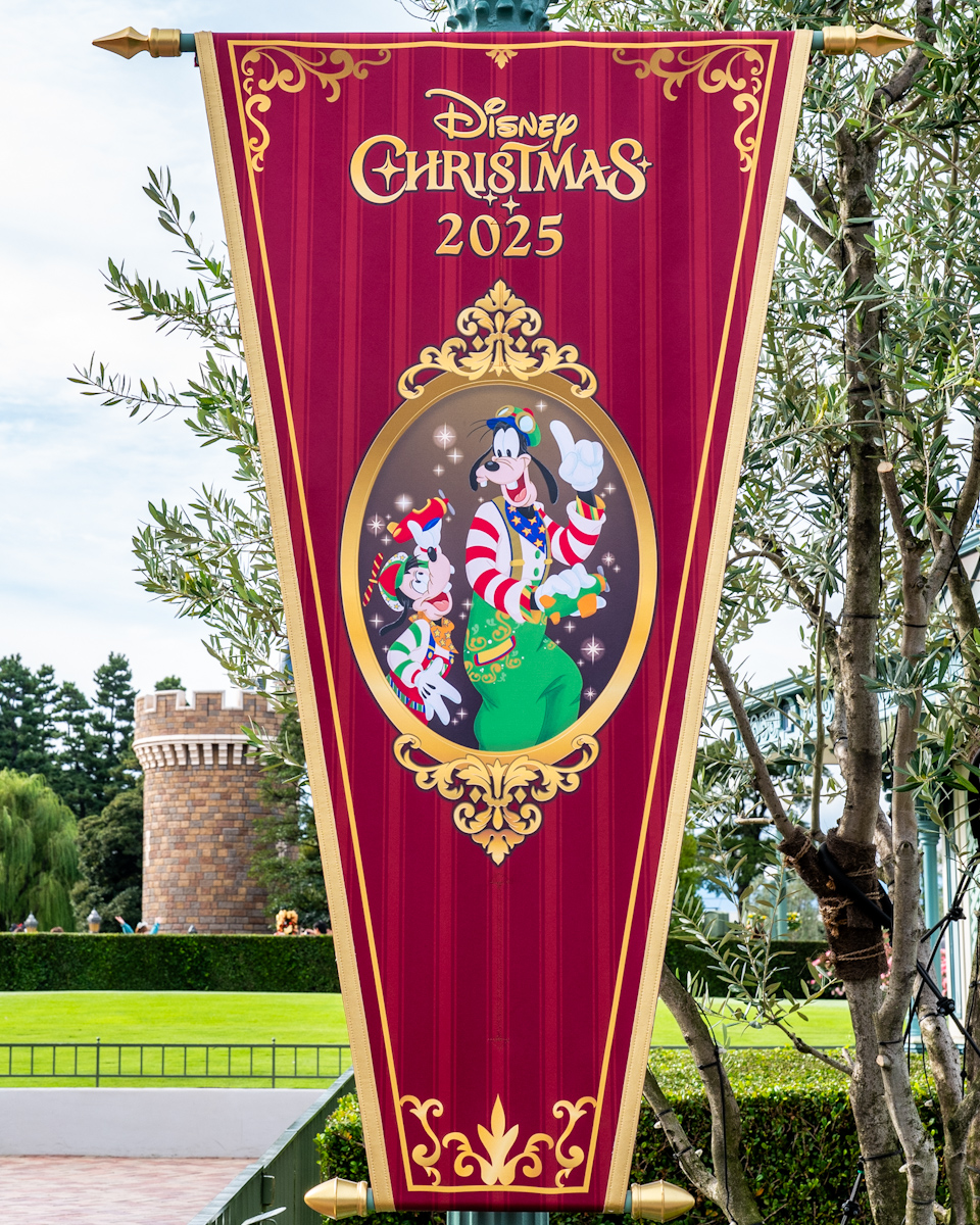 東京ディズニーランド”ディズニー・クリスマス2025”デコレーション　パレードルートバナー　トイズ・ワンダラス・クリスマス　グーフィー＆マックス