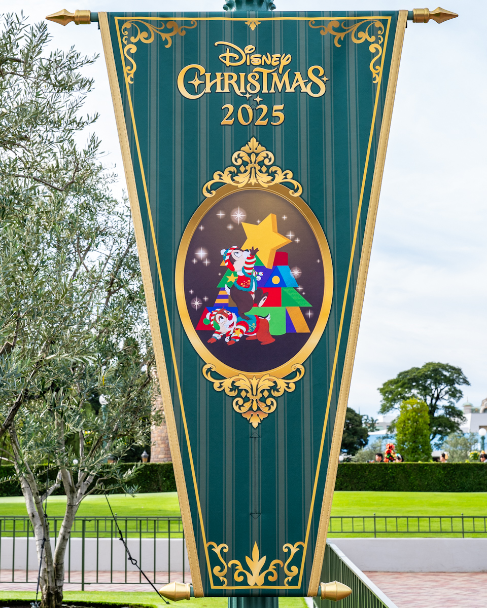 東京ディズニーランド”ディズニー・クリスマス2025”デコレーション　パレードルートバナー　トイズ・ワンダラス・クリスマス　チップ＆デール