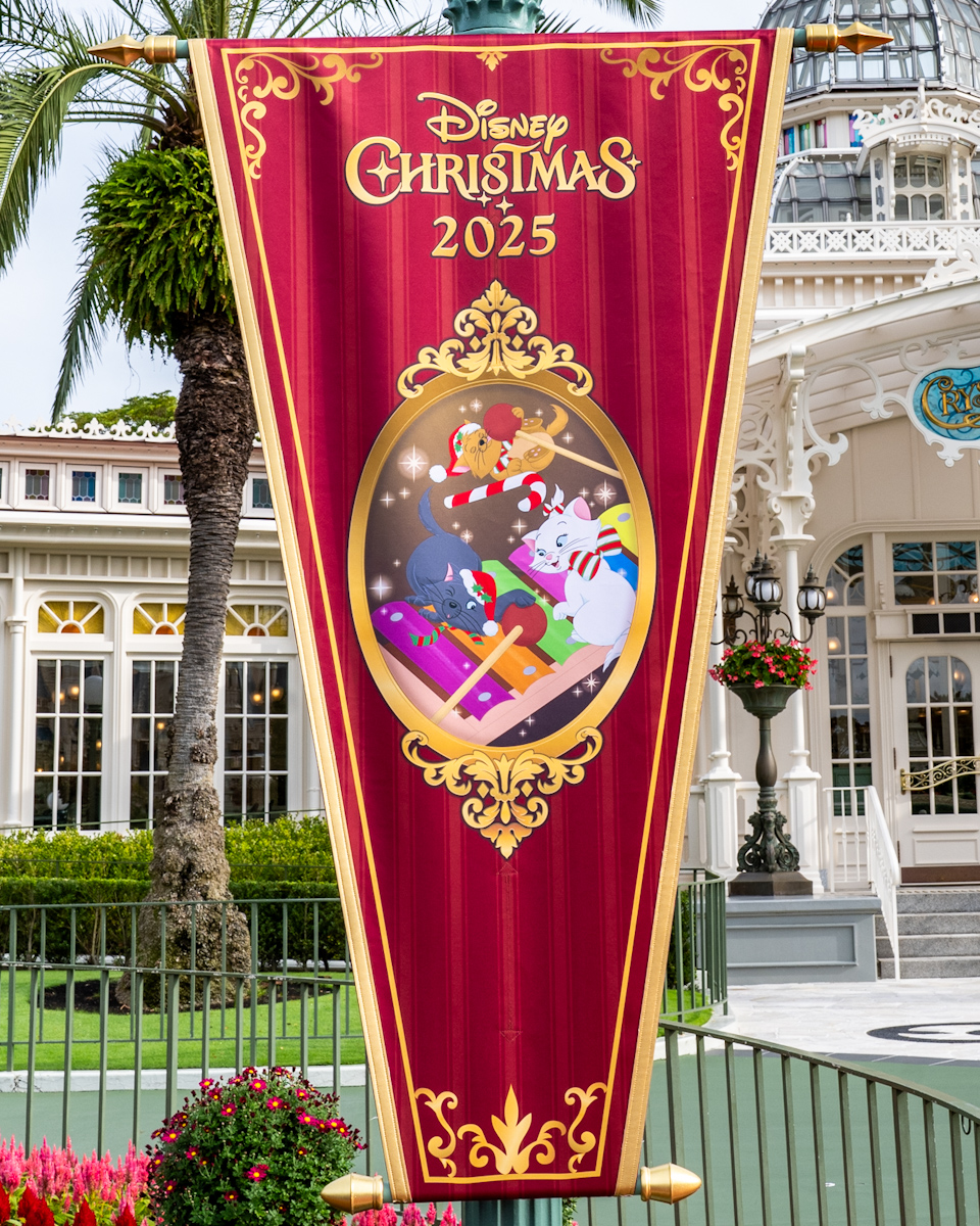 東京ディズニーランド”ディズニー・クリスマス2025”デコレーション　パレードルートバナー　トイズ・ワンダラス・クリスマス　マリー、ベルリオーズ、トゥルーズ
