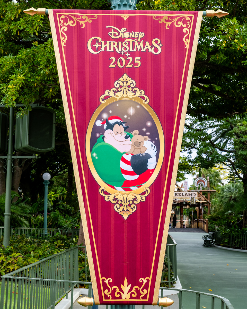 東京ディズニーランド”ディズニー・クリスマス2025”デコレーション　パレードルートバナー　トイズ・ワンダラス・クリスマス　ピート