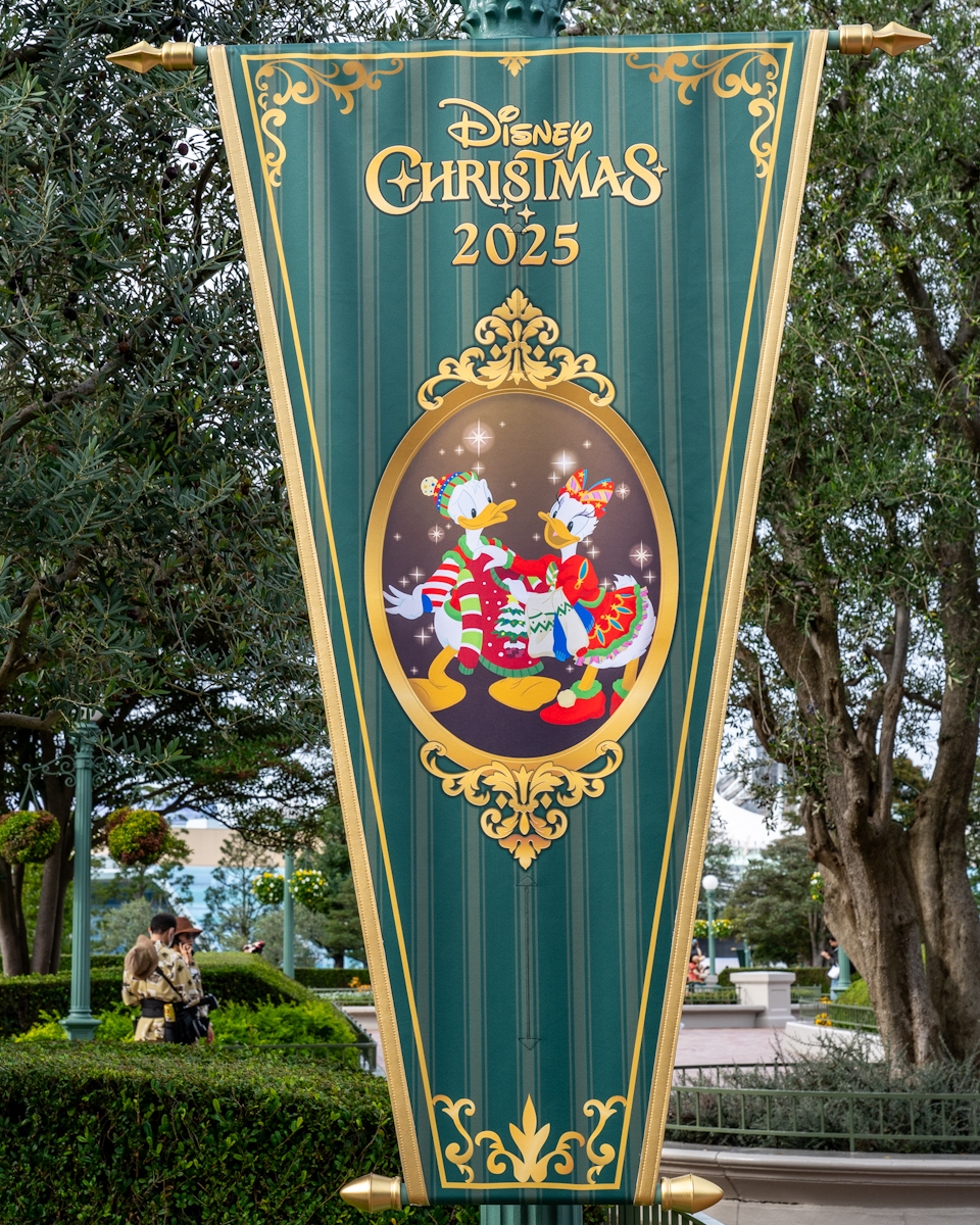 東京ディズニーランド”ディズニー・クリスマス2025”デコレーション　パレードルートバナー　トイズ・ワンダラス・クリスマス　ドナルド＆デイジー