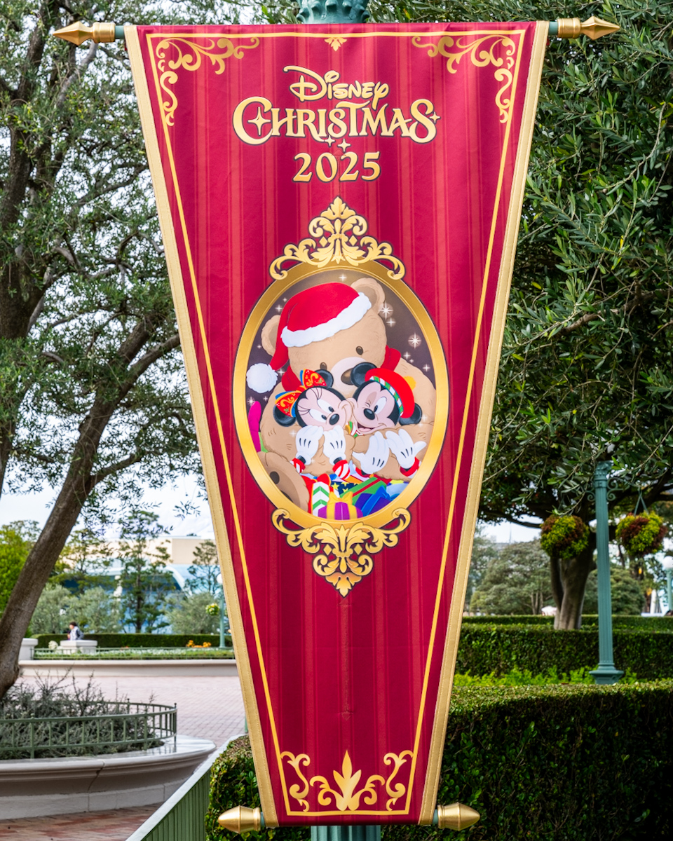 東京ディズニーランド”ディズニー・クリスマス2025”デコレーション　パレードルートバナー　トイズ・ワンダラス・クリスマス　ミッキー＆ミニー
