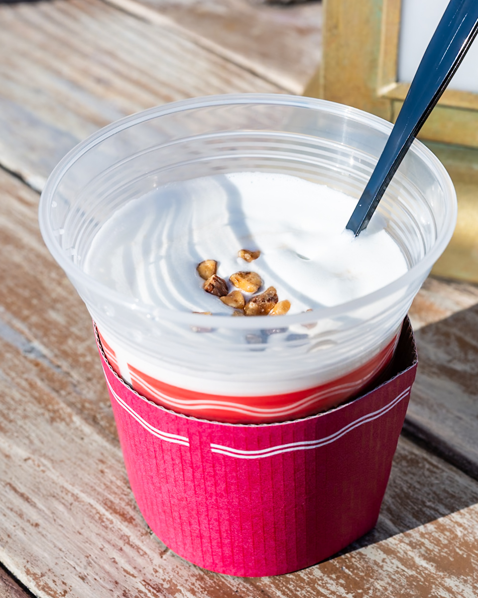 ホットティーカクテル（チェリーブランデー＆アーモンド、ホイップ）