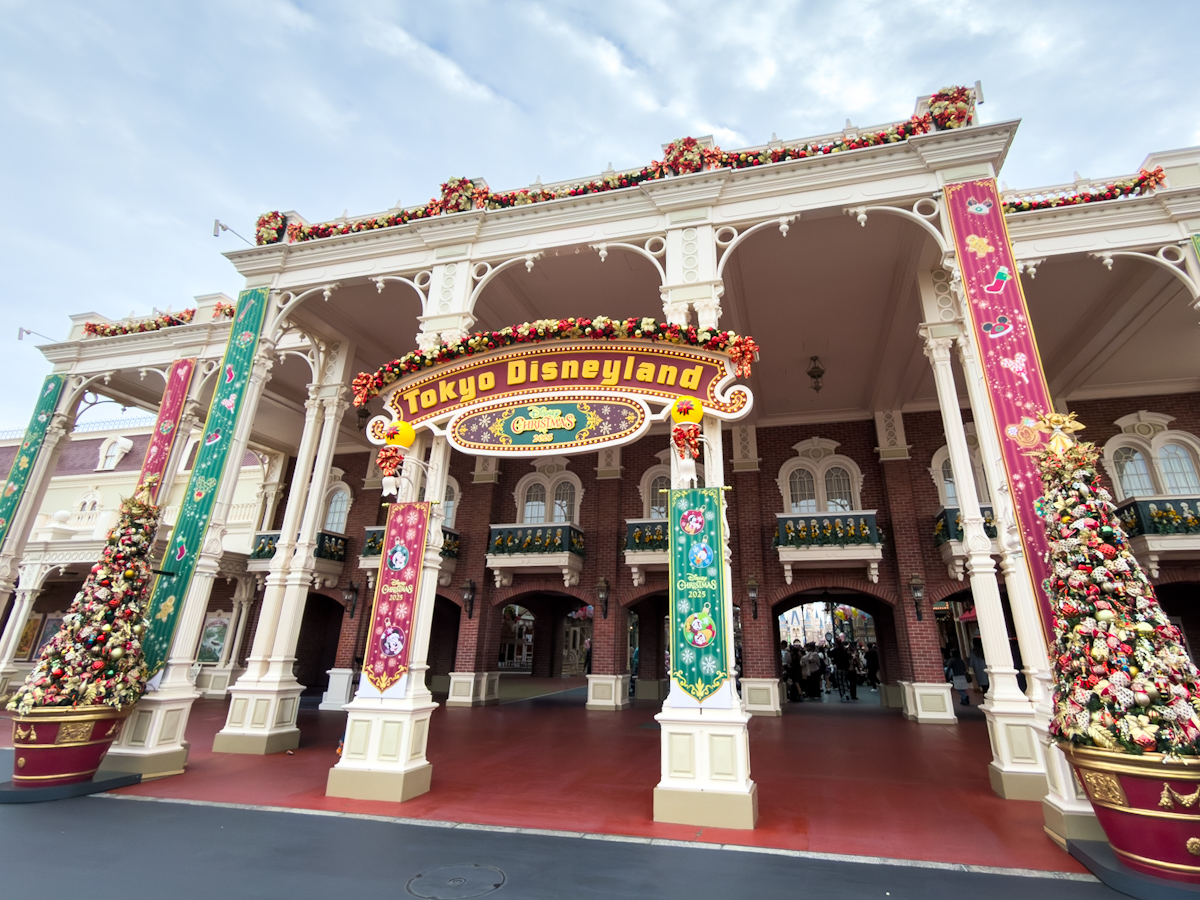 東京ディズニーランド”ディズニー・クリスマス2025”デコレーション　ワールドバザール入口