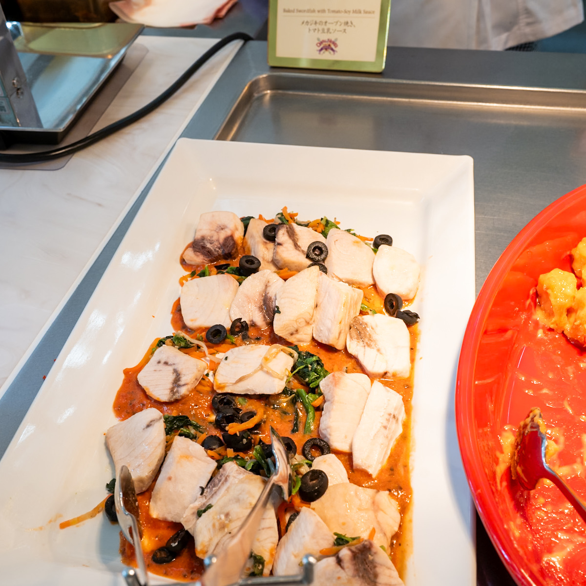 クイーン・オブ・ハートのバンケットホールのメカジキのオーブン焼き、トマト豆乳ソース