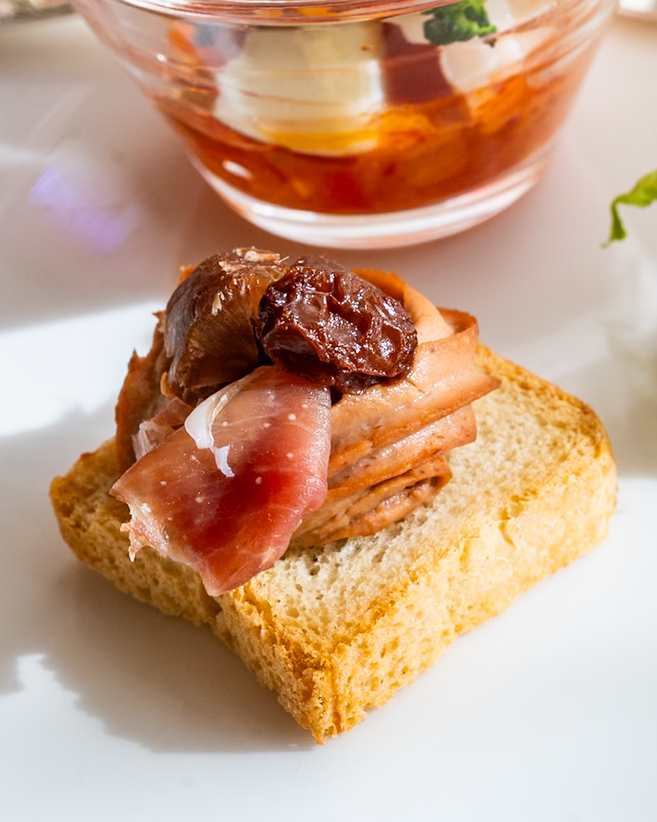 栗と生ハムのカナッペ マルサラレーズン添え