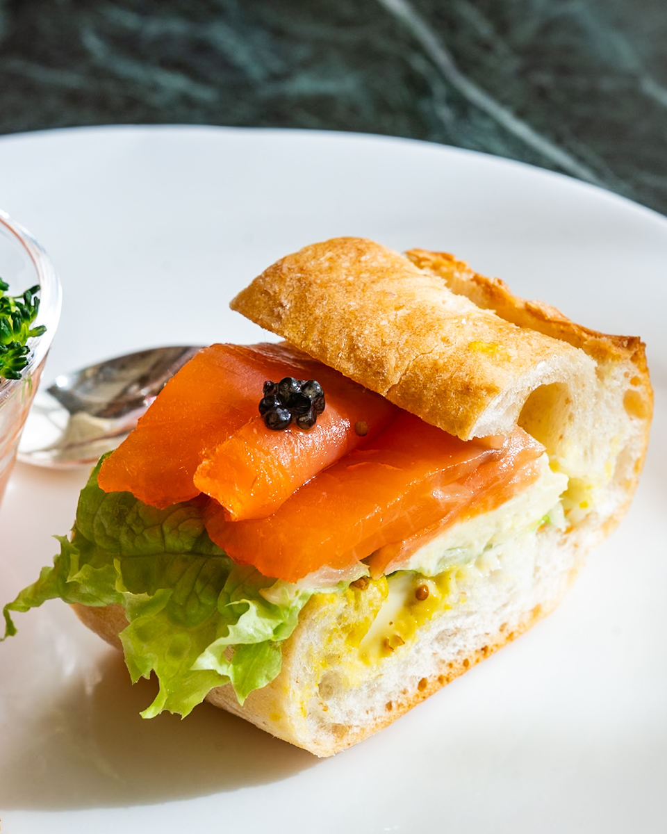 スモークサーモンとクリームチーズのバゲットサンド