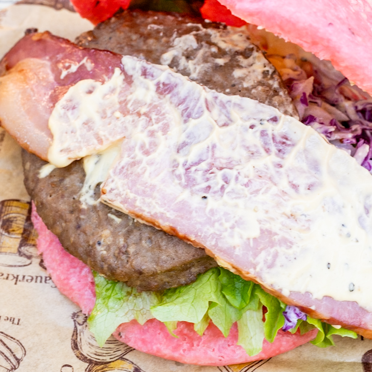 ハンバーグとベーコンのサンド オランデーズソース内容