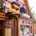 東京ディズニーランド”ディズニー・クリスマス2025”デコレーション　ビレッジショップス1