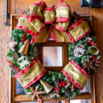 東京ディズニーランド”ディズニー・クリスマス2025”デコレーション　ラ・タベルヌ・ド・ガストンリース