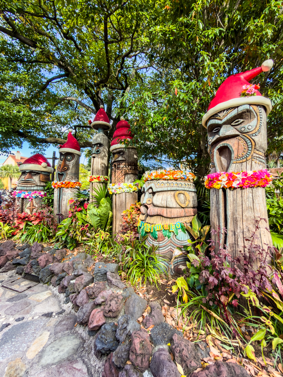 東京ディズニーランド”ディズニー・クリスマス2025”デコレーション　アドベンチャーランドトーテムポール