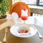 赤すぐりのムースとローズマリー香る赤い果実のソース　グリューワインティージェラート　ドリンク