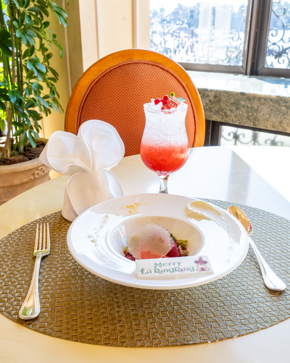 赤すぐりのムースとローズマリー香る赤い果実のソース グリューワインティージェラート ドリンク