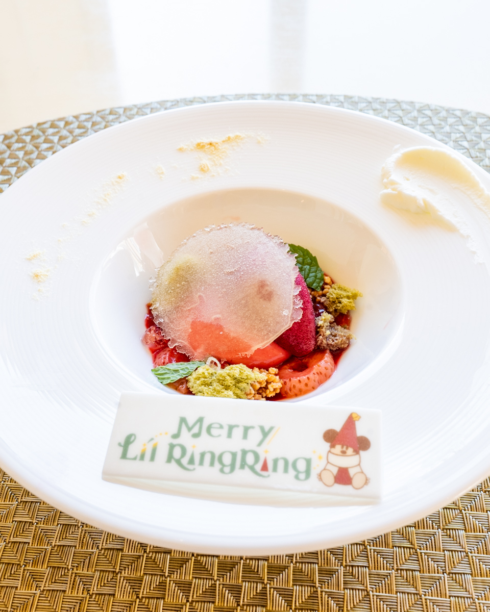 赤すぐりのムースとローズマリー香る赤い果実のソース グリューワインティージェラート