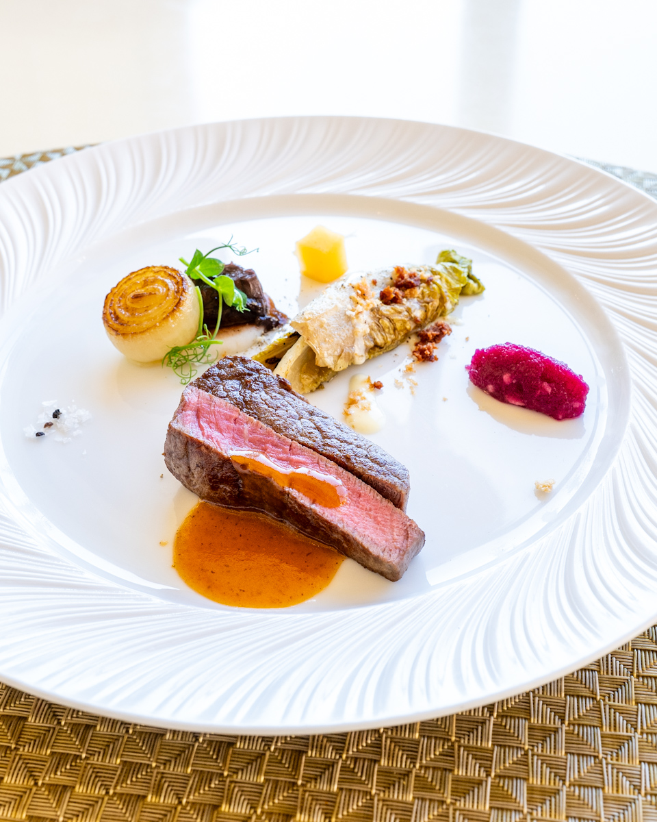 牛フィレ肉のビステッカ リンゴと赤キャベツのマルメラータ 牛スネ肉のペポーゾ 白インゲン豆のピュレ