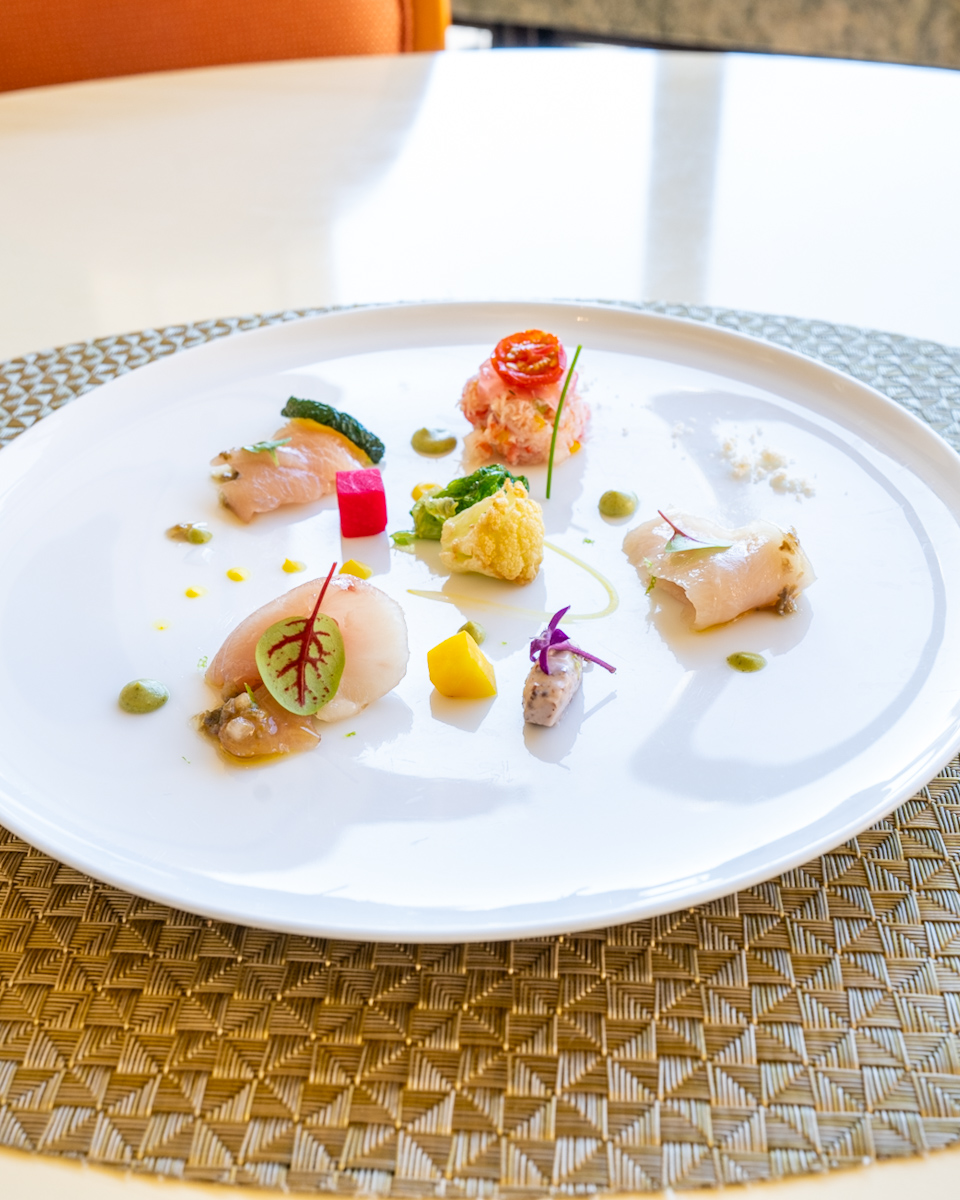 鰤のマリネ 蕪とクラブミートのインサラータ トマトコンソメのジュレ バジルクレマ