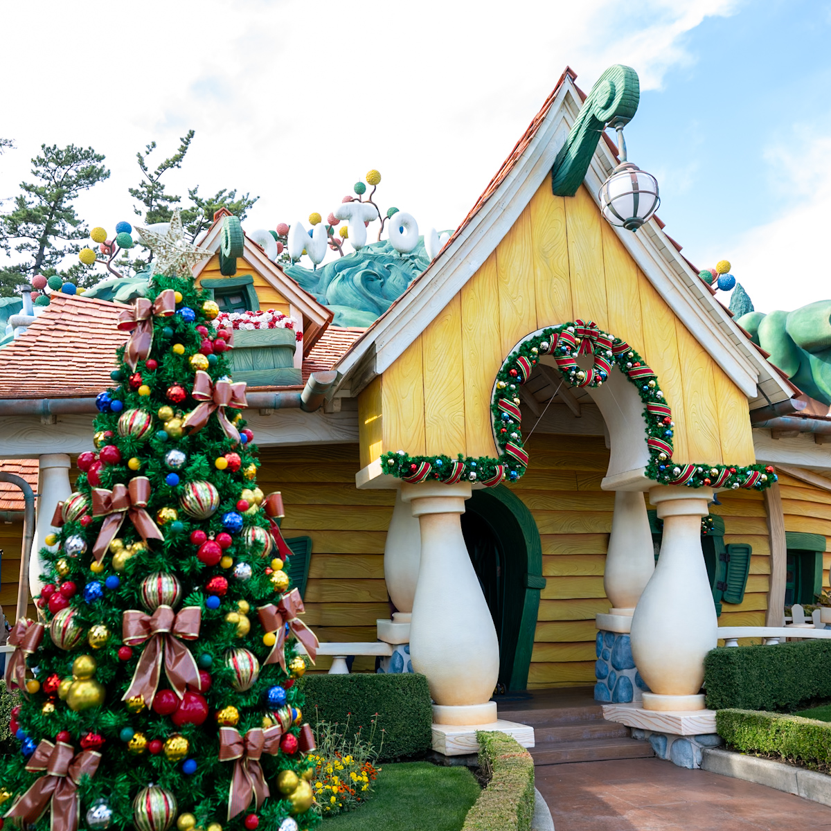 東京ディズニーランド”ディズニー・クリスマス2025”デコレーション　ミッキーの家とミート・ミッキー