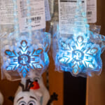 東京ディズニーランド『アナと雪の女王』エルサ光るおもちゃ（ネックレス）2色