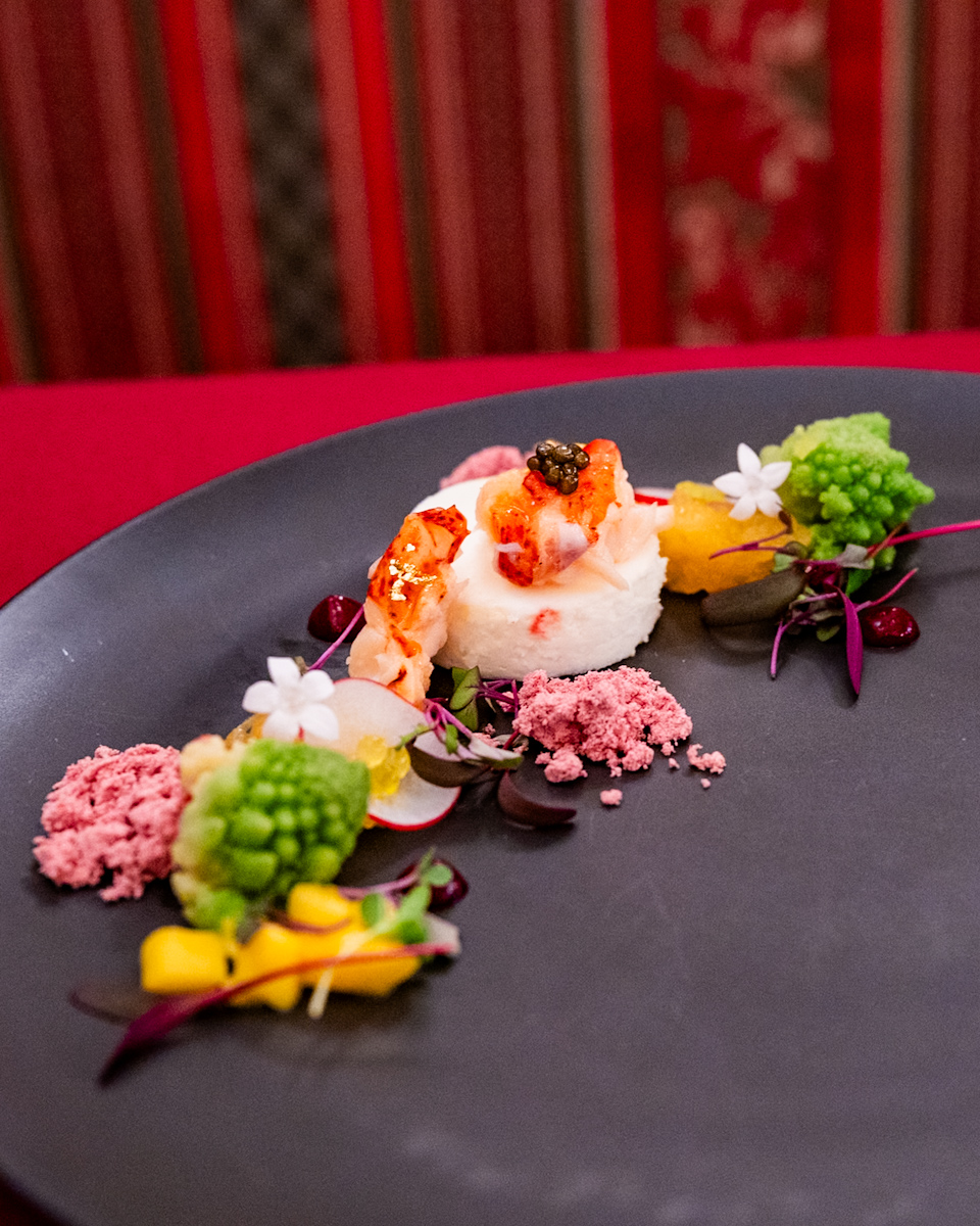 オマール海老のマリネと蕪のブランマンジェ、オレンジジュレとビーツピュレを添えて