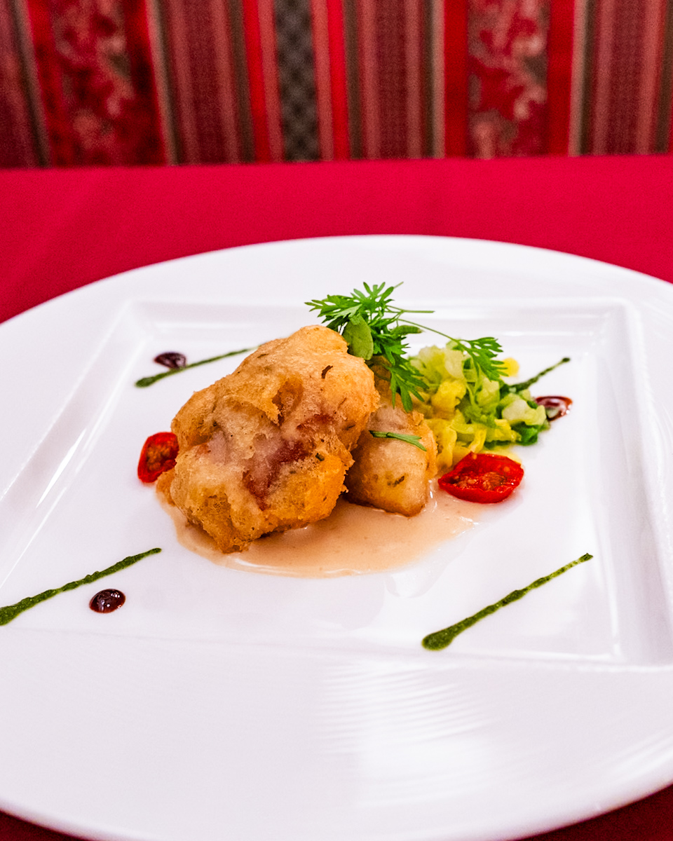 生ハムを巻いたアンコウのフリット、ノイリーソース