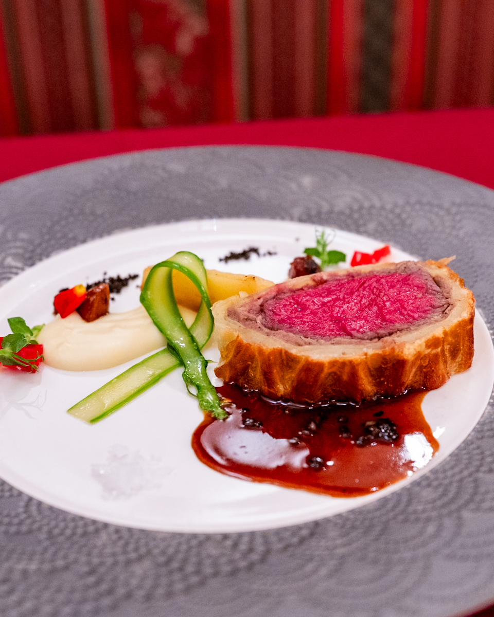 国産牛フィレ肉のアンクルート、マディラ風味のトリュフソース パースニップのローストとピュレを添えて