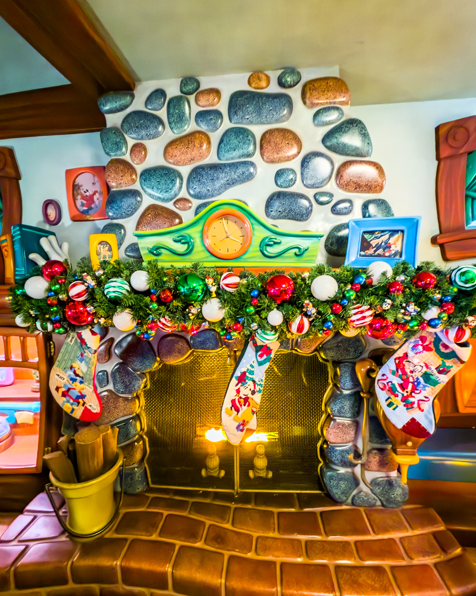 東京ディズニーランド”ディズニー・クリスマス2025”デコレーション　ミッキーの家とミート・ミッキー　暖炉