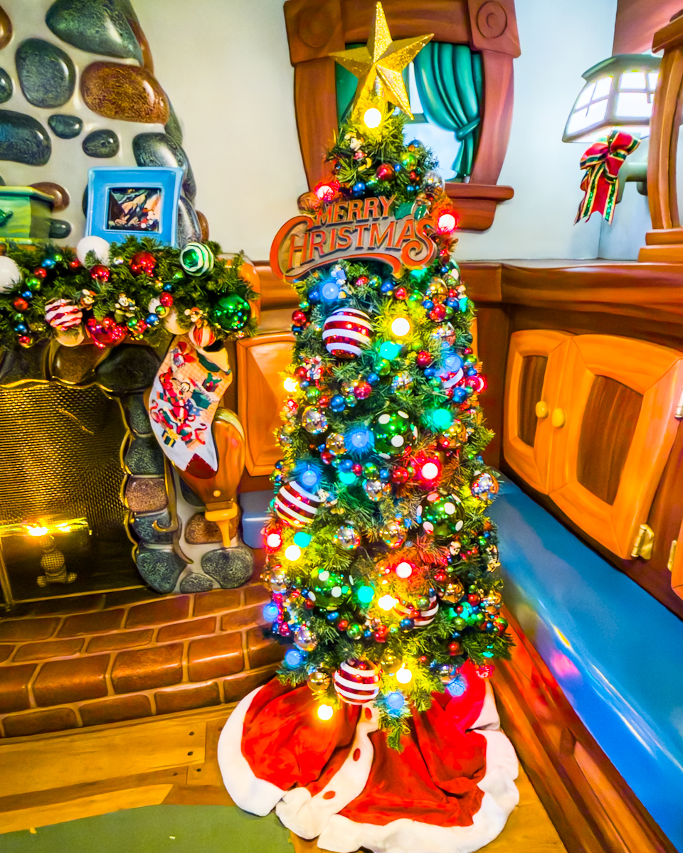 東京ディズニーランド”ディズニー・クリスマス2025”デコレーション　ミッキーの家とミート・ミッキー　暖炉　クリスマスツリー