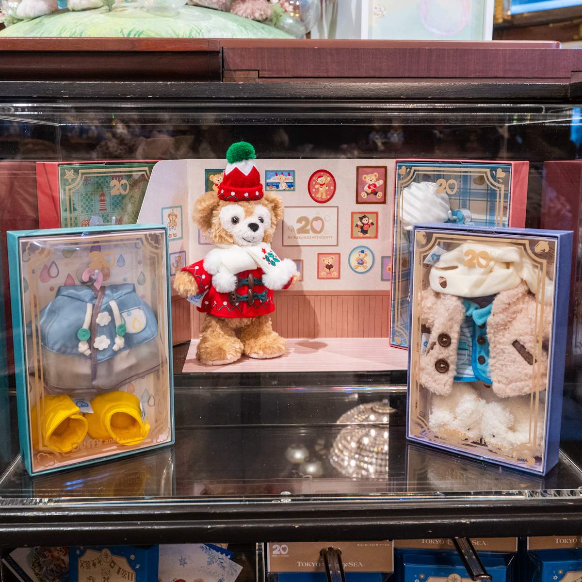 東京ディズニーシー「ダッフィー＆フレンズ20周年：カラフルハピネス」”マイ・メモリーズ・ウィズ・ダッフィー”スペシャルグッズ（アニバーサリー・セレクションBOX、ピンバッジセット）