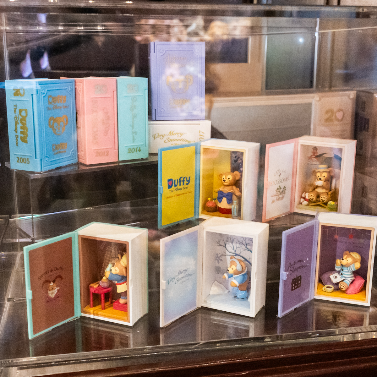 東京ディズニーシー「ダッフィー&フレンズ20周年:カラフルハピネス」”マイ・メモリーズ・ウィズ・ダッフィー”スペシャルグッズ フィギュア