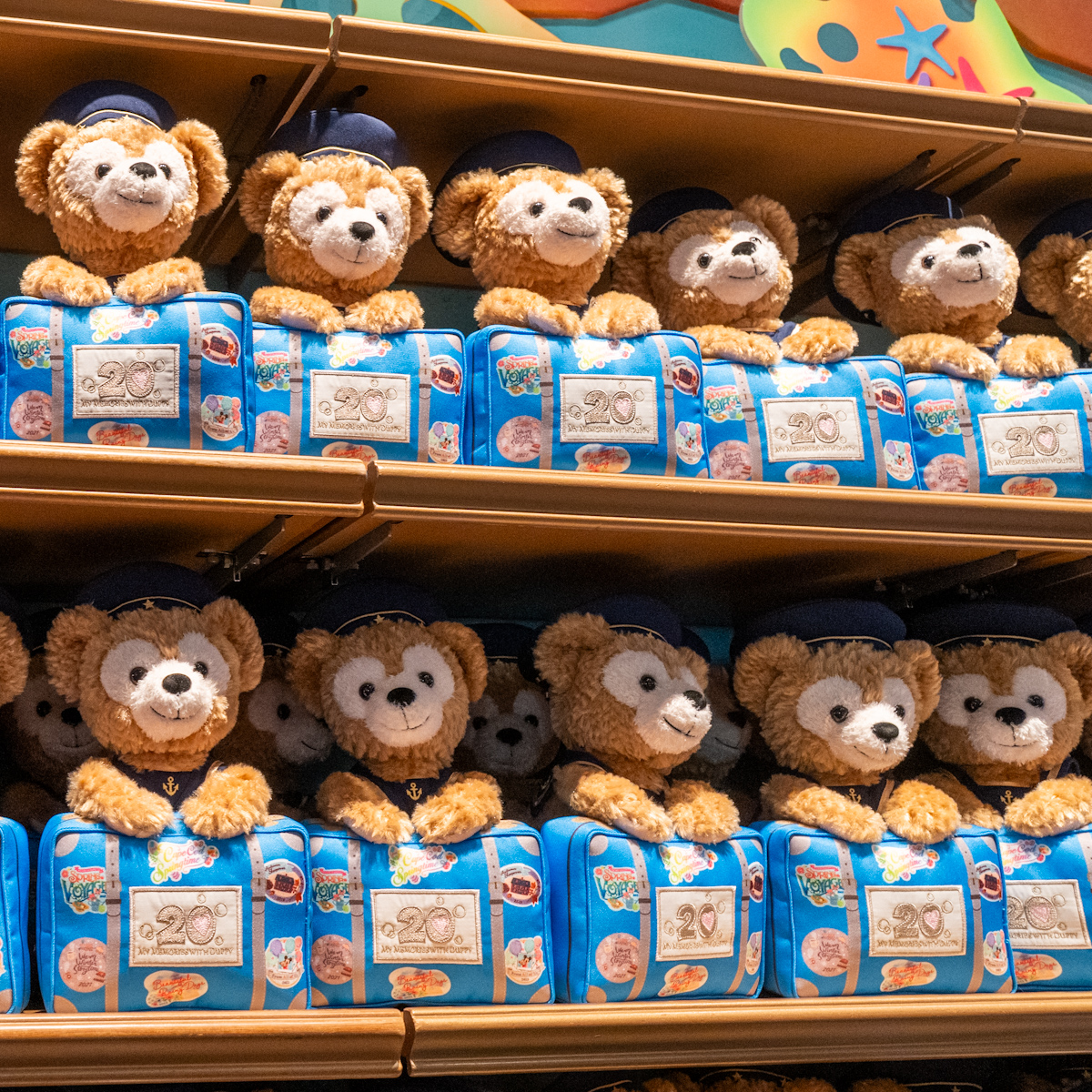 東京ディズニーシー「ダッフィー&フレンズ20周年:カラフルハピネス」”マイ・メモリーズ・ウィズ・ダッフィー”スペシャルグッズ ダッフィーぬいぐるみ