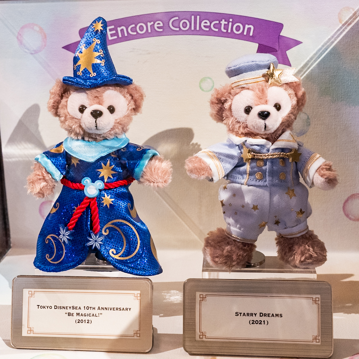 東京ディズニーシー「ダッフィー&フレンズ20周年:カラフルハピネス」”マイ・メモリーズ・ウィズ・ダッフィー”ぬいぐるみバッジ1