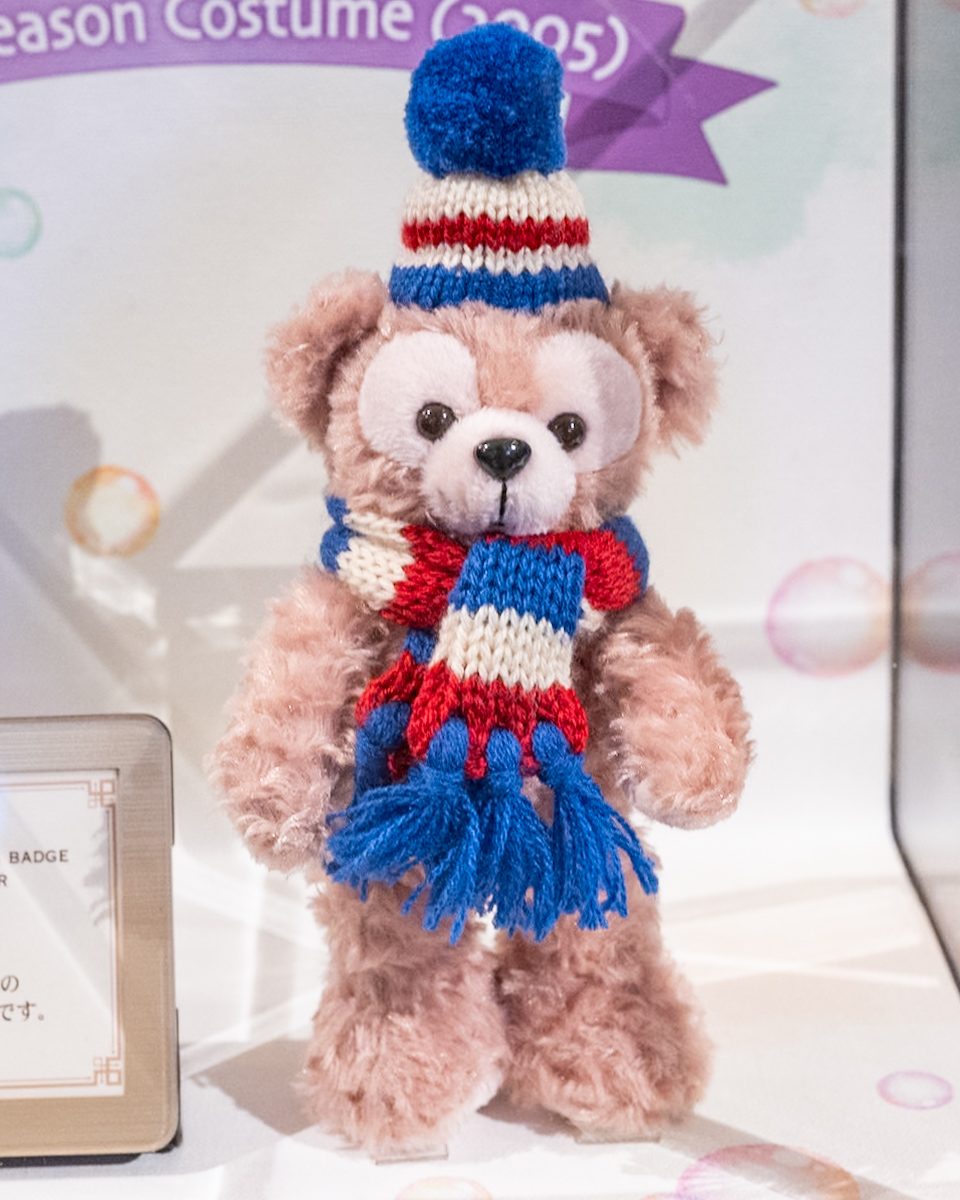 ダッフィーぬいぐるみバッジ ウィンターシーズンコスチューム(2005年)