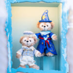 東京ディズニーシー「ダッフィー＆フレンズ20周年：カラフルハピネス」”マイ・メモリーズ・ウィズ・ダッフィー”ぬいぐるみバッジ