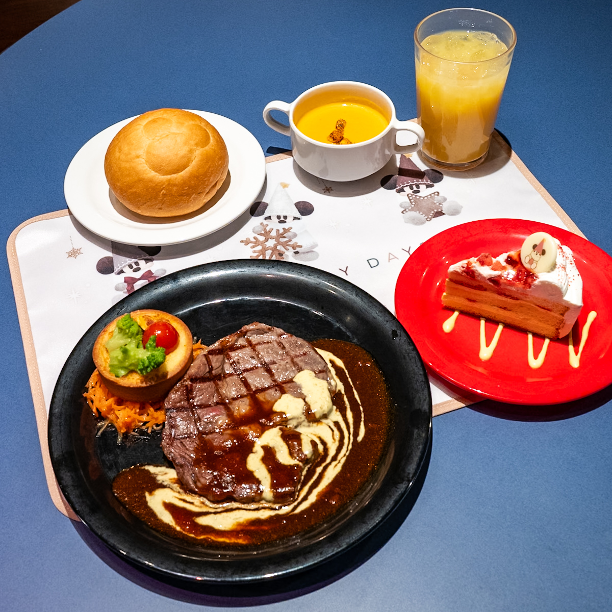 東京ディズニーシー「ホライズンベイ・レストラン」”ディズニー・クリスマス2025”スペシャルセット