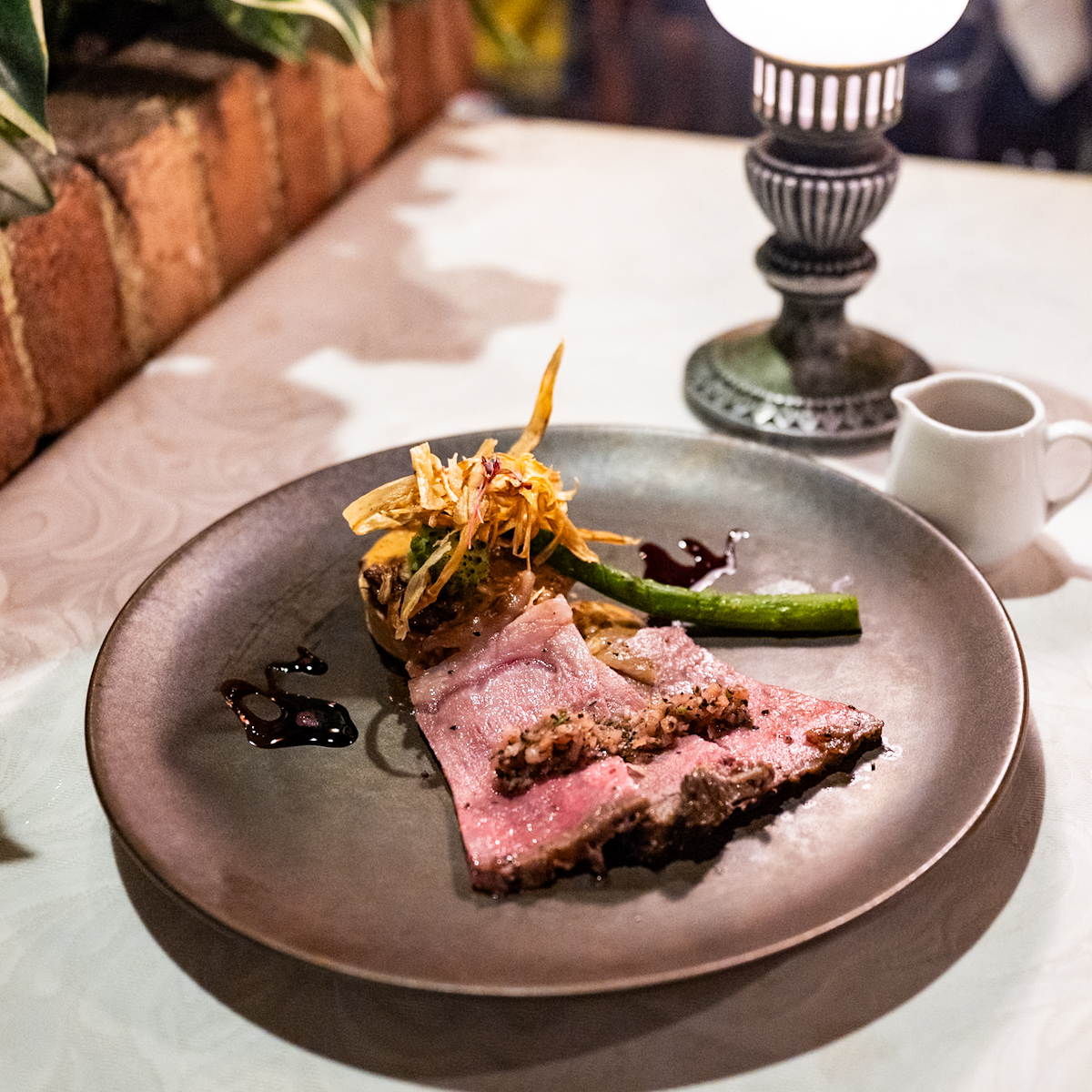 ベニエとバニラのパルフェグラッセ、ピスタチオクリーム添え