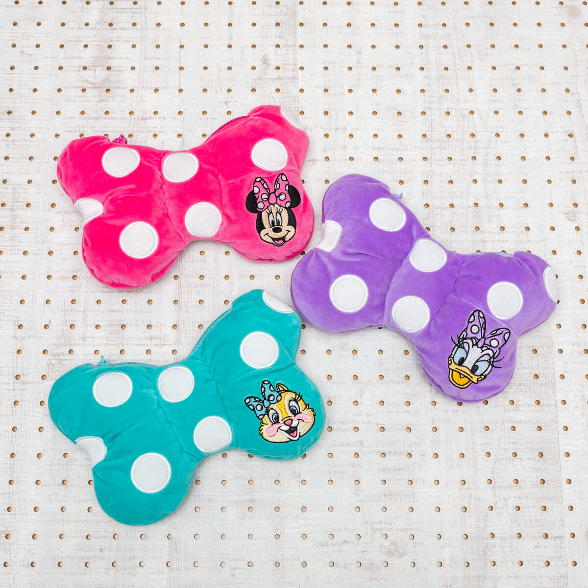 ナムコ「ミニーマウス&デイジーダック&クラリス プラチナムザッカリボンポーチ ~GO FOR IT!~」