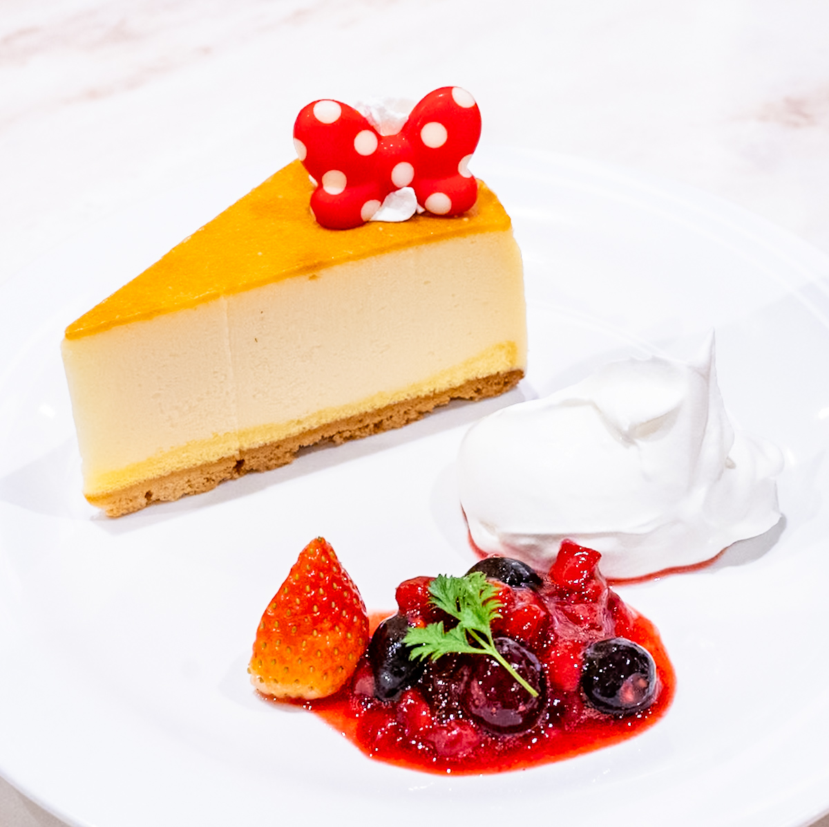 東京ディズニーランド「センターストリート・コーヒーハウス」【14:00～17:00限定】ミニーマウスデザートセット　チーズケーキ