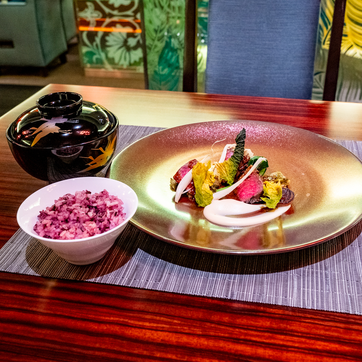 和牛ランプ肉のグリル　粒マスタードソース　堀川ごぼうとちりめんキャベツのブレゼ　甘鯛若狭焼きの白味噌仕立てを添えて