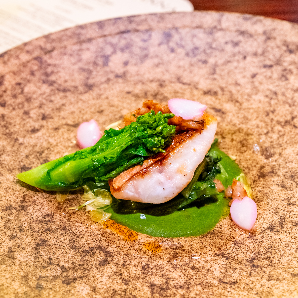 ホウボウのポワレと海老のサルサ　クミン香る春菊ピュレ