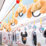 ディズニーリゾートライン「ダッフィー＆フレンズ20周年：カラフルハピネス」ダッフィー＆フレンズ・カラフルハピネス・ライナー　吊り革